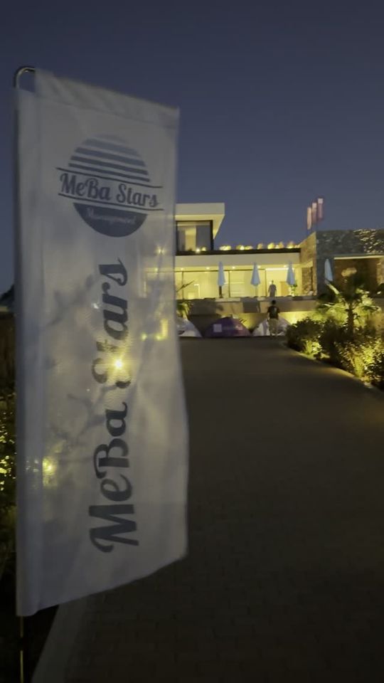 Gebrandete Villa einer MeBa Stars Content-Reise bei Nacht